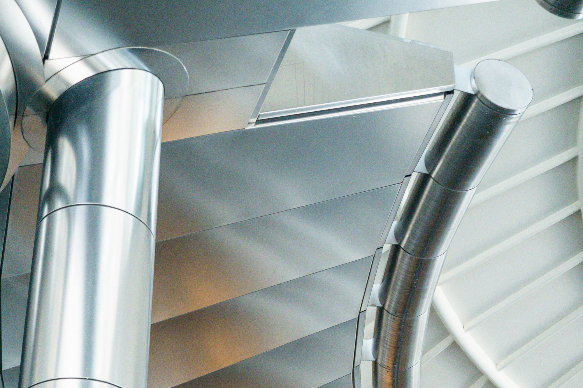 finition artisanale toiture zinc et cuivre pliage de précision